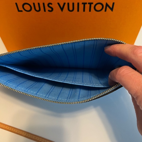 Louis Vuitton Tahitienne Cities Destination Mykonos zip pouch💙💙 - Picture 11 of 11